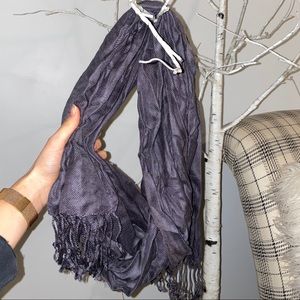 Fund scarf with tassels